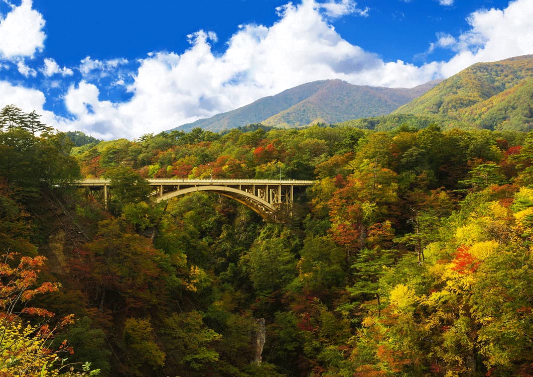 Herfstkleuren in de Naruko-kloof in Japan