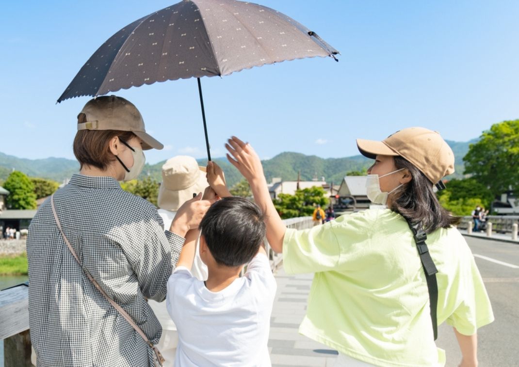 Gezin reist naar Kyoto Arashiyama