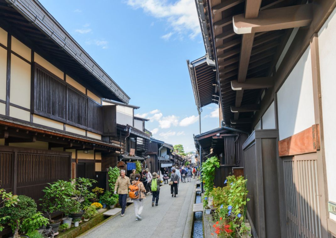 Traditioneel straatbeeld in de stad Takayama in Gifu, Japan