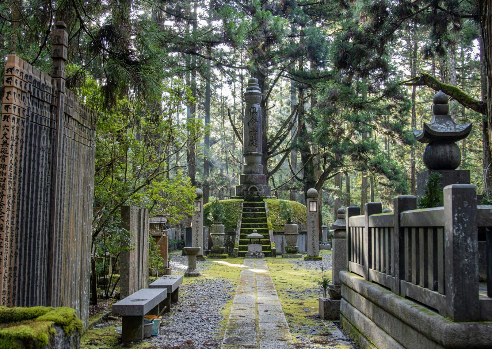 Begraafplaats op de berg Koya, Japan