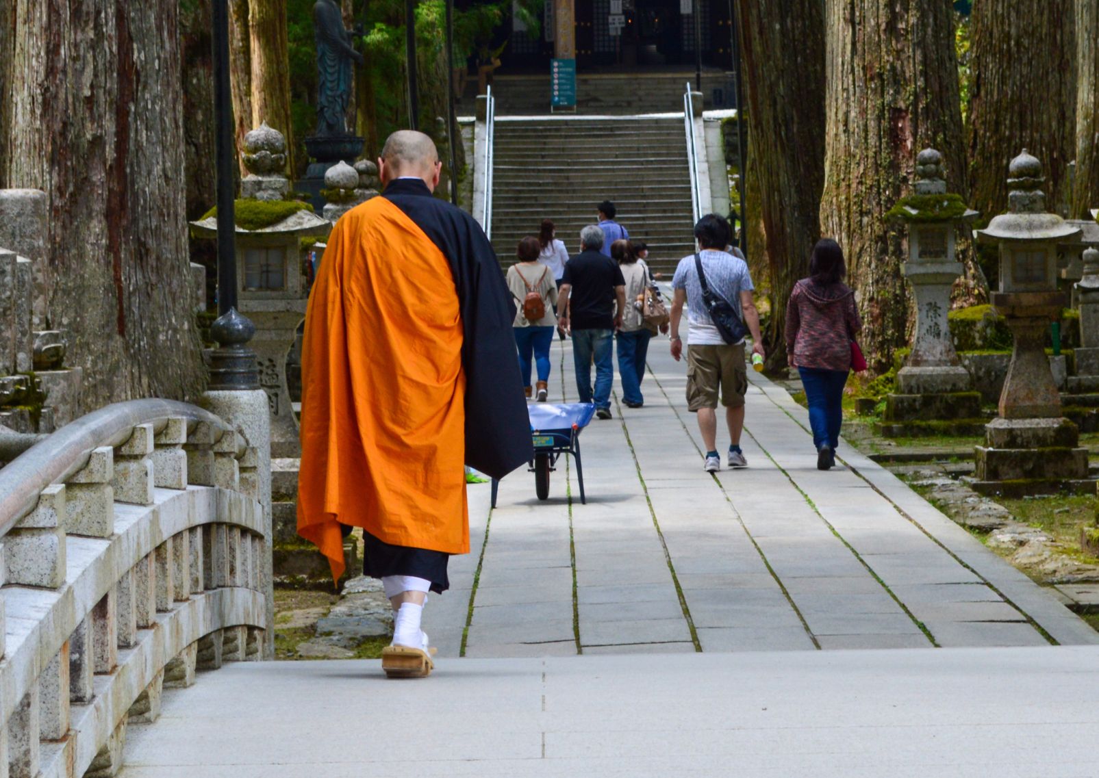 Boeddhistische monnik loopt naar een tempel op de berg Koya, Japan