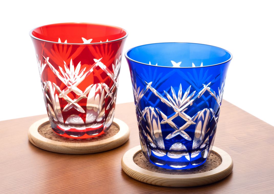 Traditioneel Tokio-ambacht: twee rood en blauw Edo Kiriko-glazen