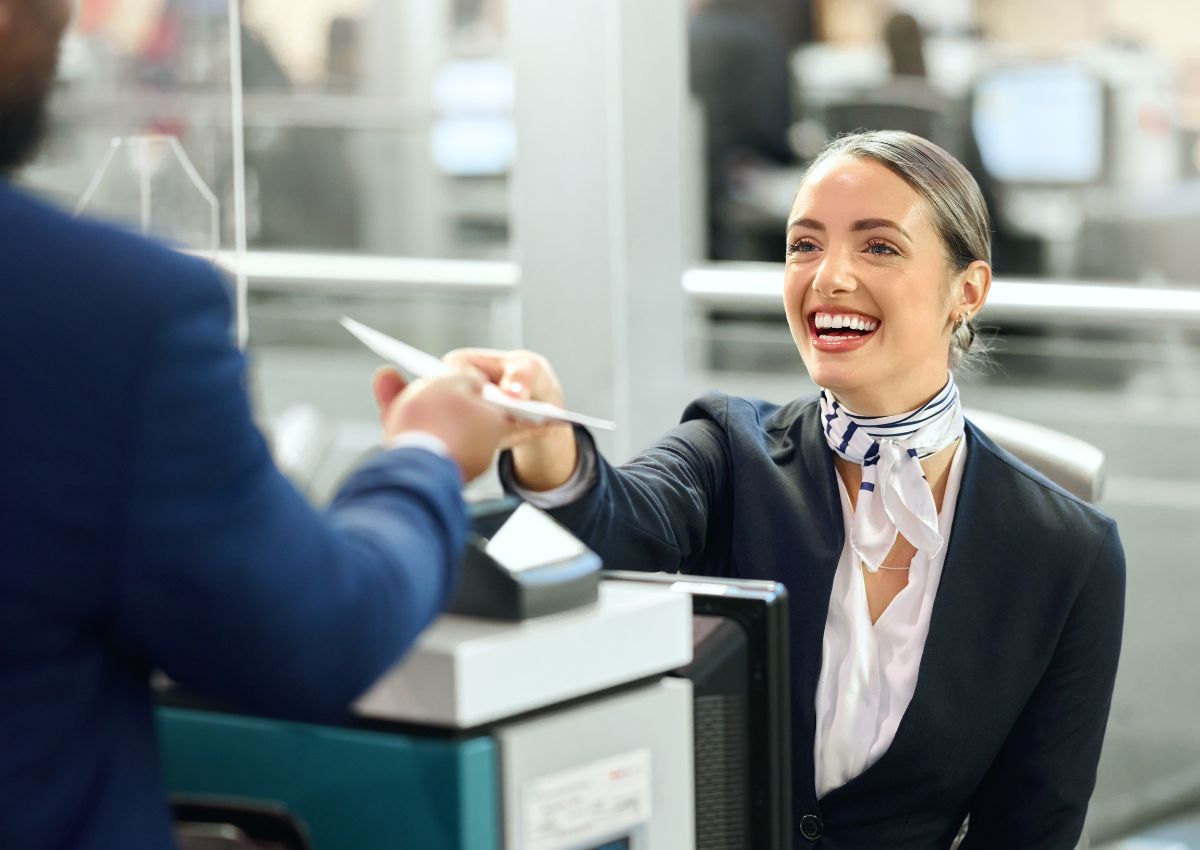 Luchthavenmedewerker die een paspoort controleert