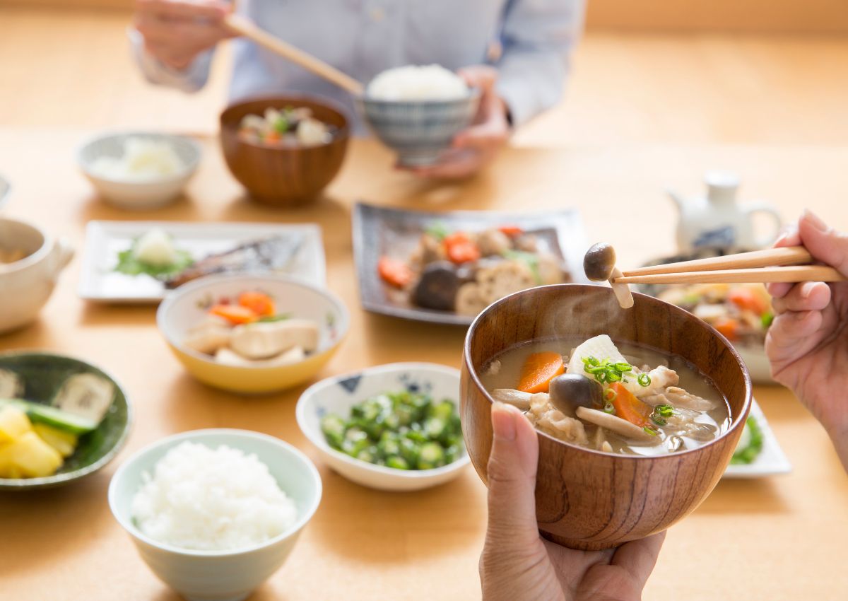 Japanse misosoep met varkensvlees en paddenstoelen