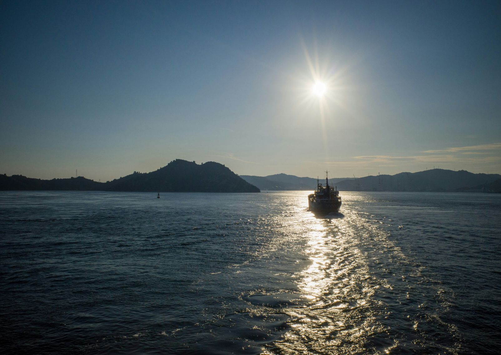 Een veerboot die het eiland Naoshima nadert.