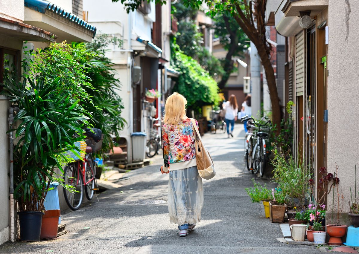 Vrouw wandelt door de wijk Nakazakicho in Osaka, Japan