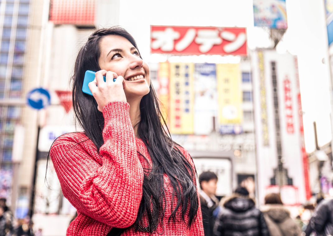 Vrouw aan de telefoon in Tokyo, Japan