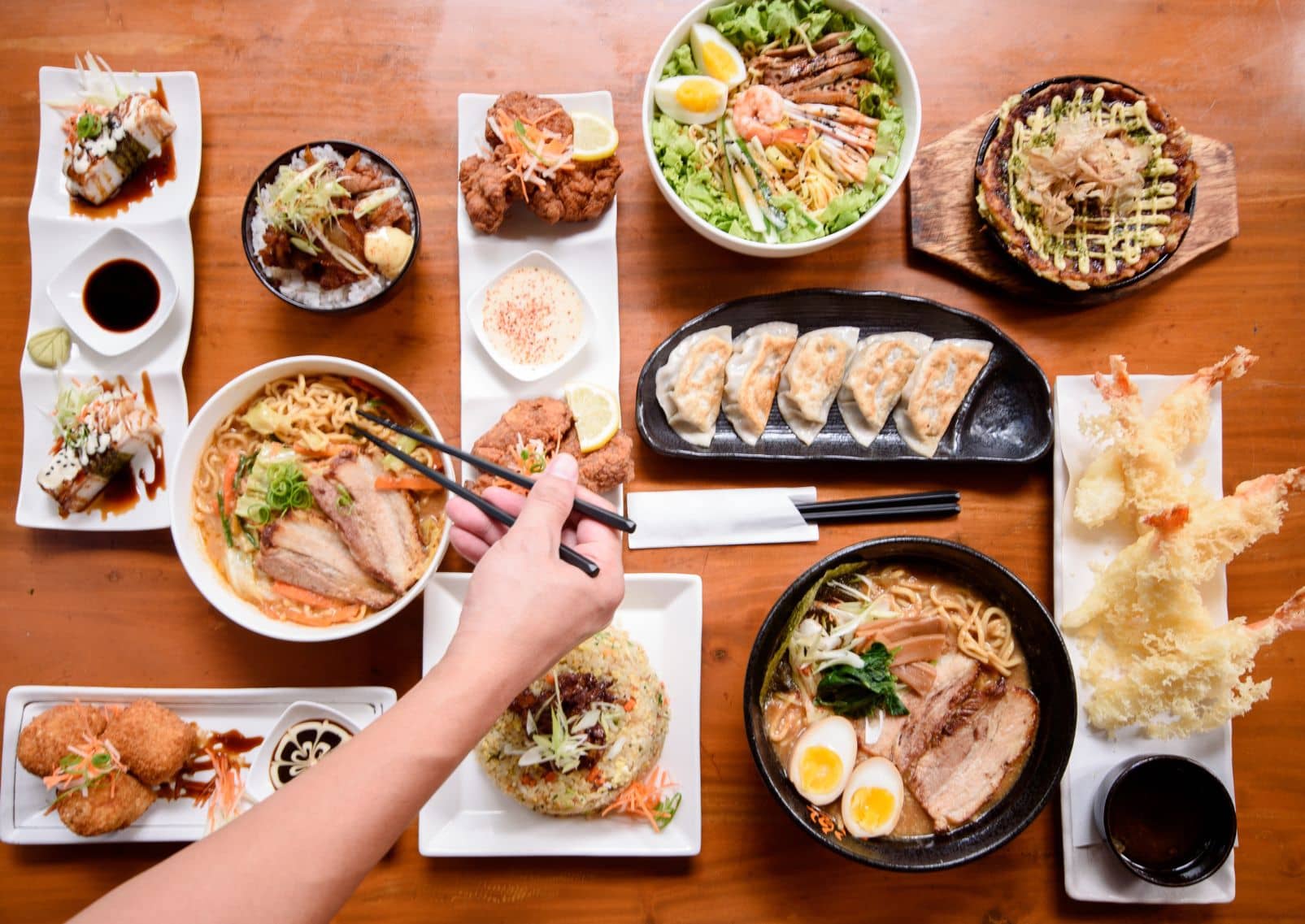 Verscheidenheid aan Japanse gerechten, van tempura tot okonomiyaki