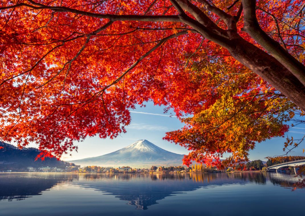 Mt. Fuji en het Kawaguchimeer in de herfst in Japan