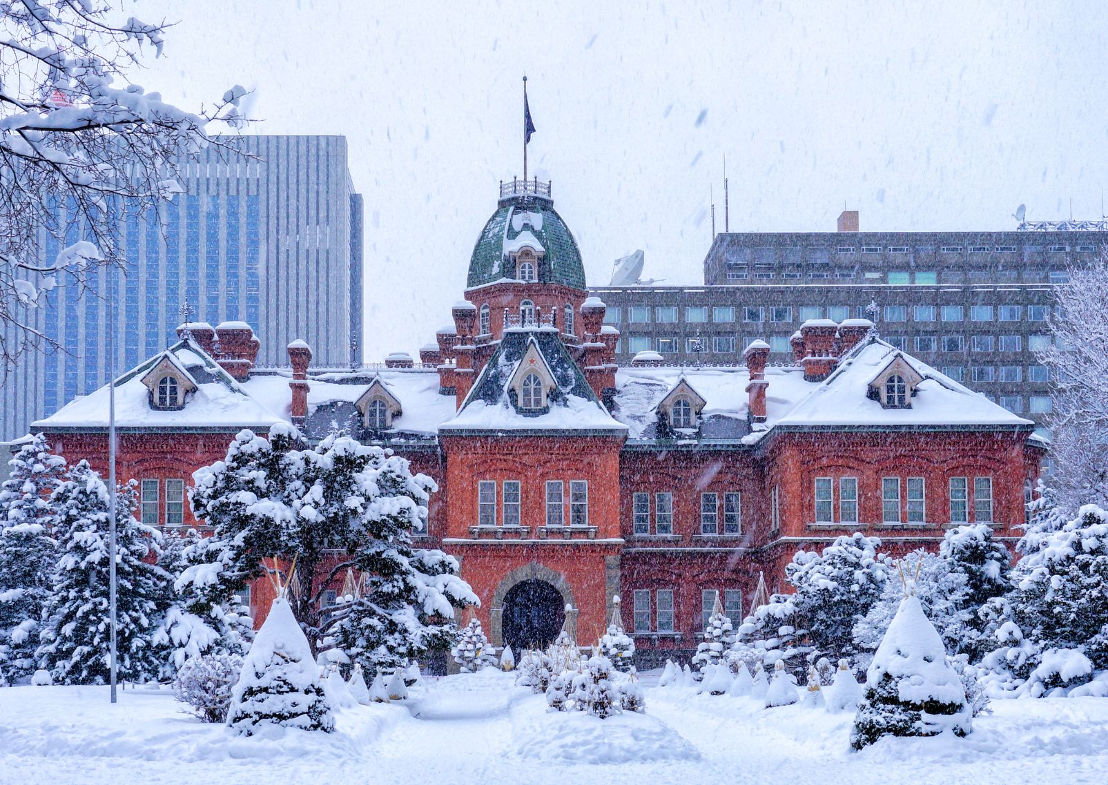 Uitzicht op het voormalige gouvernementspand van Hokkaido in Sapporo, Hokkaido, Japan