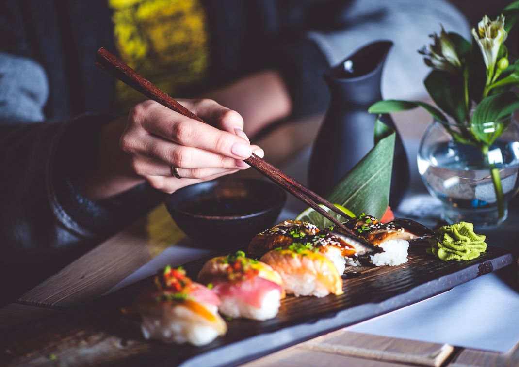 Sushi vastgehouden door eetstokjes