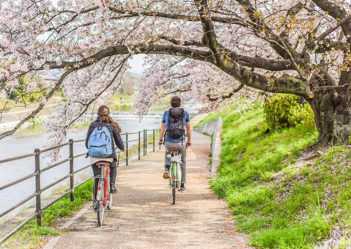 Stel op de fiets langs een rivier in Kyoto