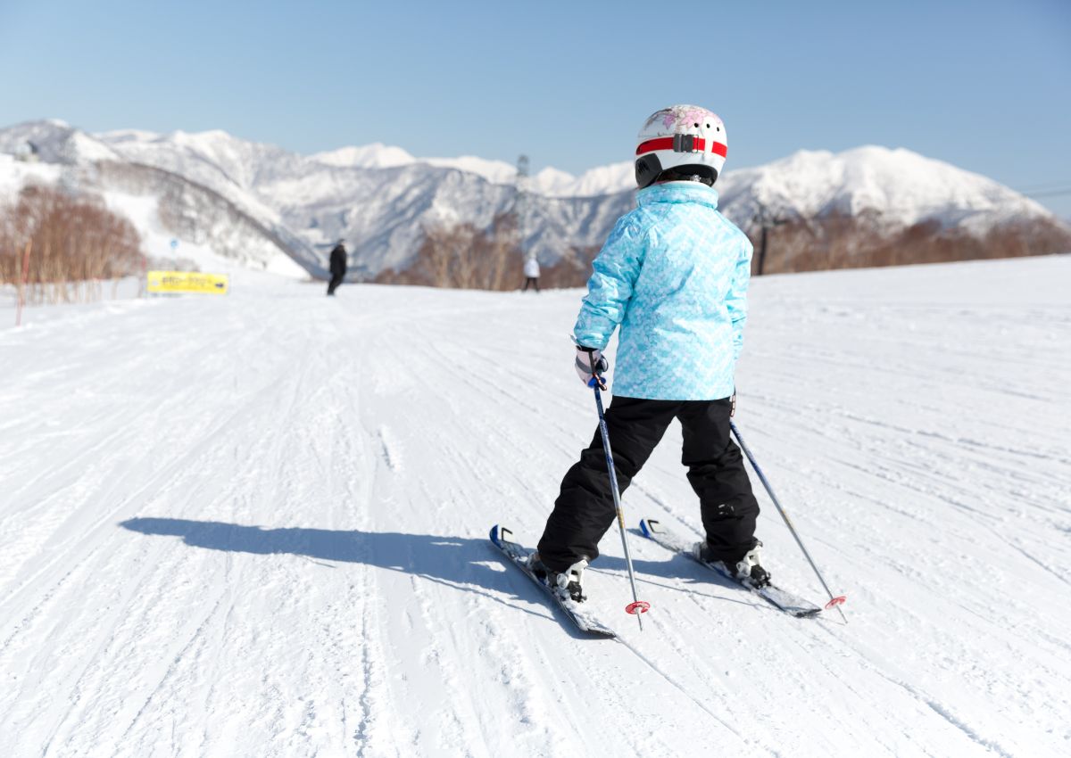 Kinderen die skiën in Japan