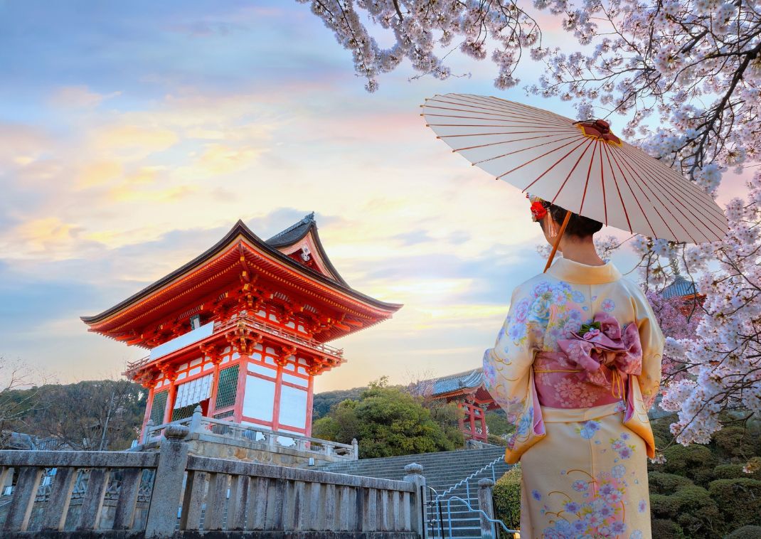 Jonge Japanse vrouw gekleed in een traditonele kimono bij de Kiyomizu-dera tempel.