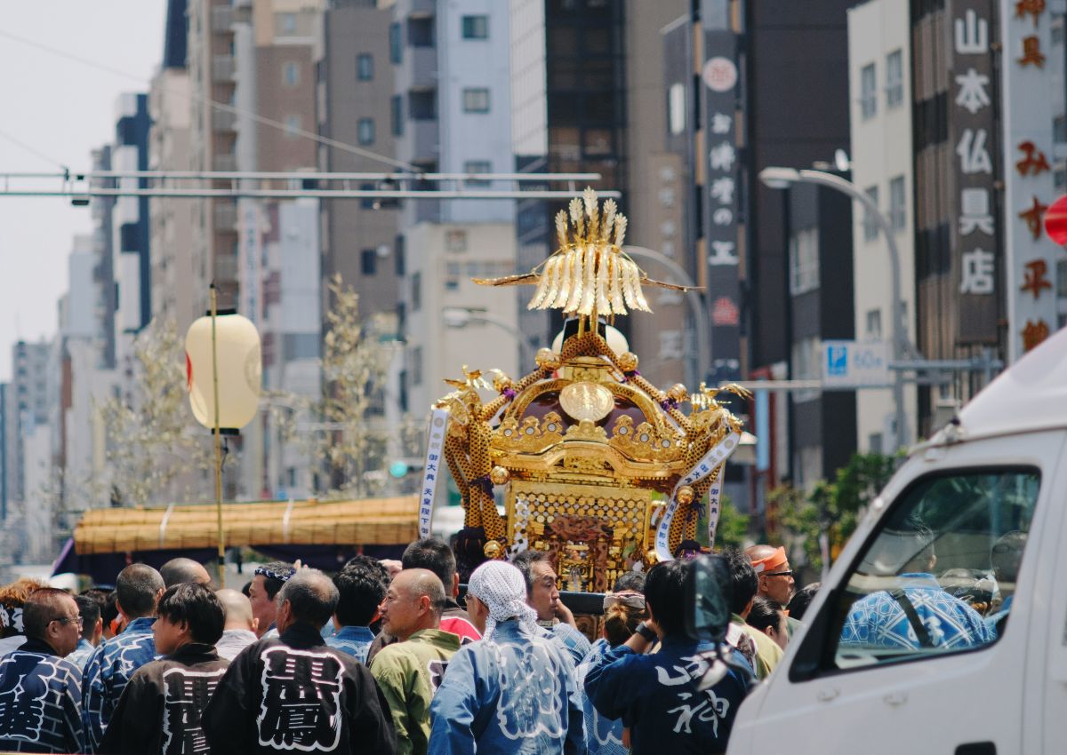 Matsuri-processie met draagbaar heiligdom in Tokyo