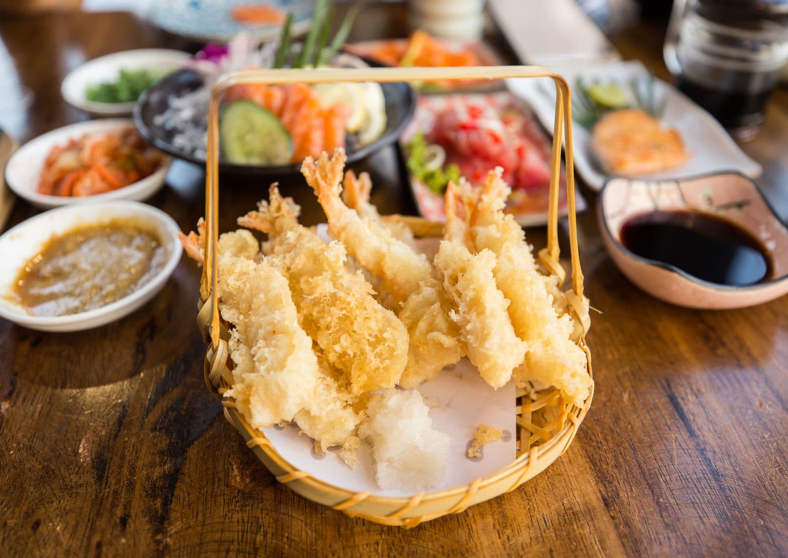 Garnalen in tempura in een izakaya, een Japans café