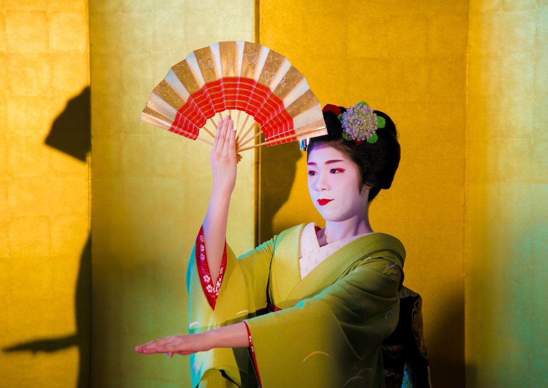 Een geisha dansend in kimono, Japan.