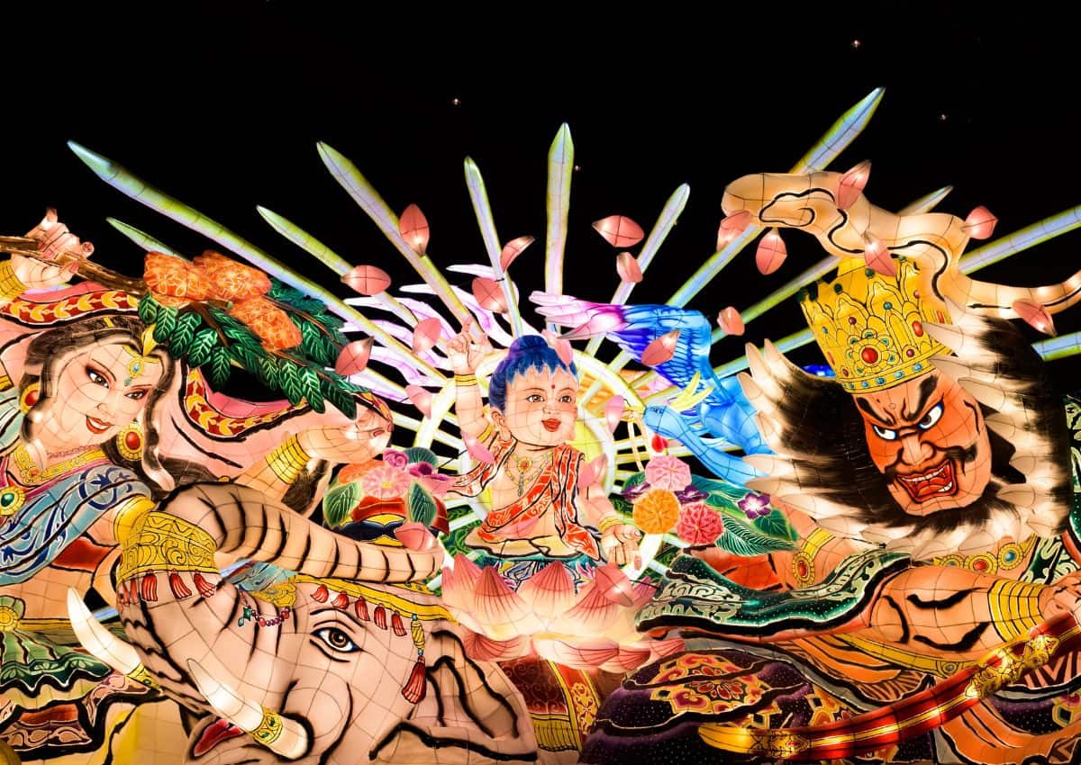 Nebuta-praalwagens verlicht 's nachts, Aomori, Japan.