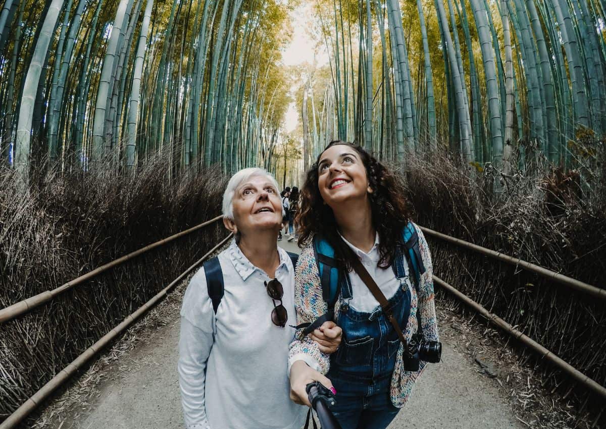 Moeder en dochter in het bamboebos van Arashiyama in Kyoto