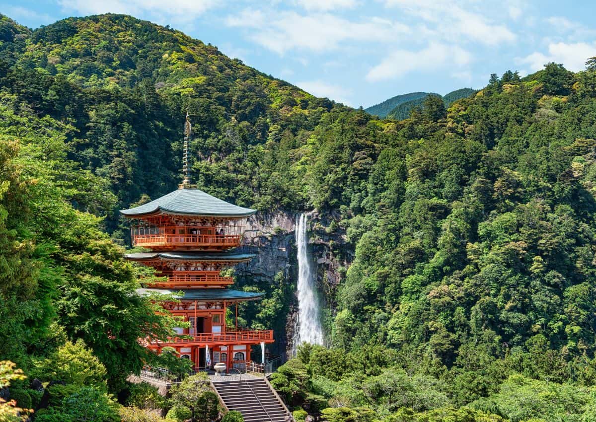 Pagode bij de Nachi-waterval langs de Kumano Kodo-pelgrimsroute in Japan