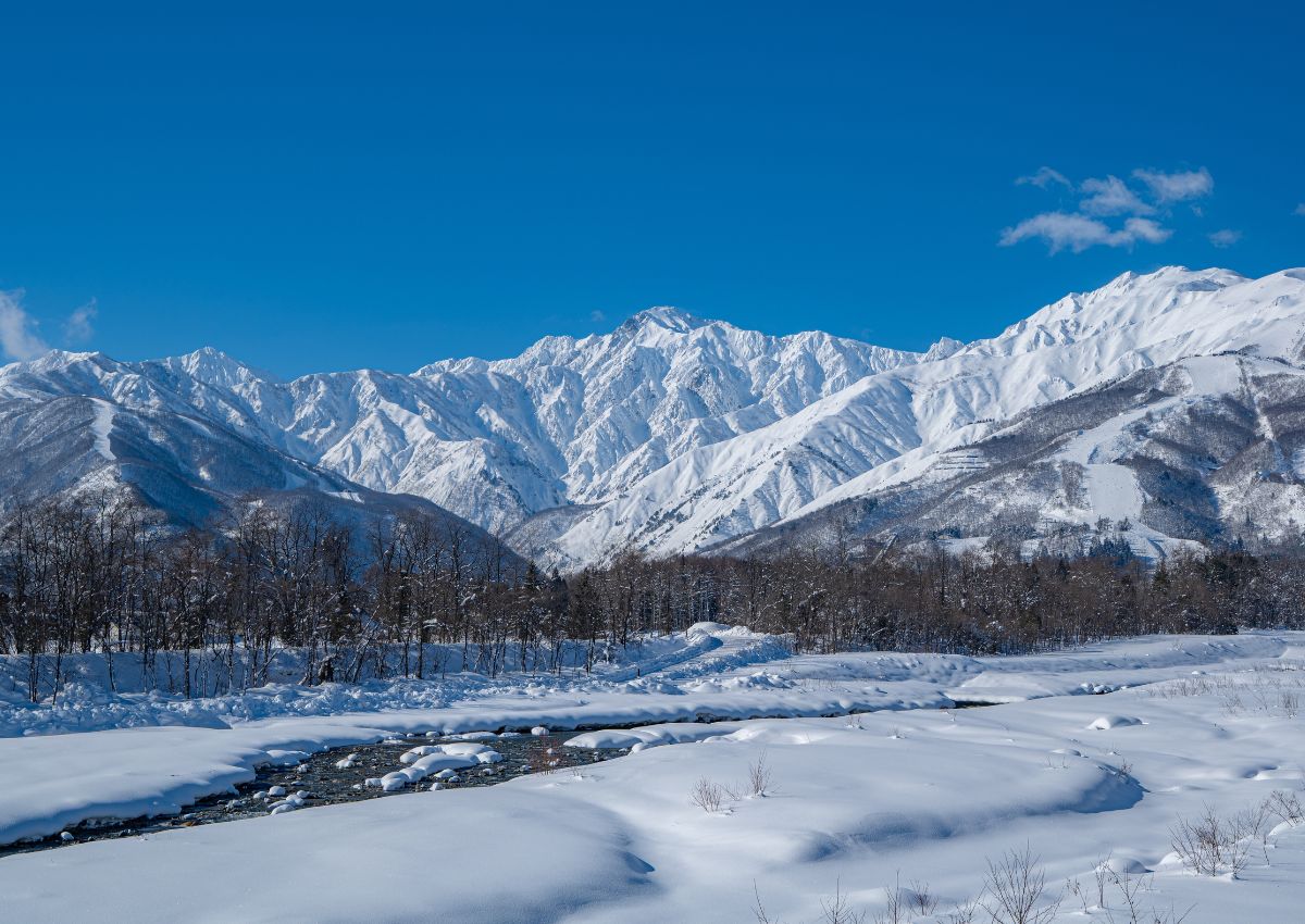 Heldere hemel met besneeuwde bergen in Hakuba, Japan
