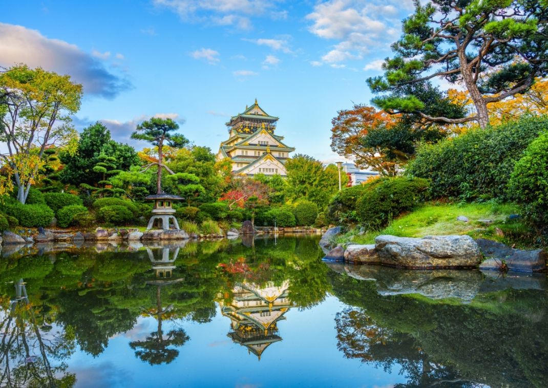 Uitzicht op het kasteel van Osaka, Japan.