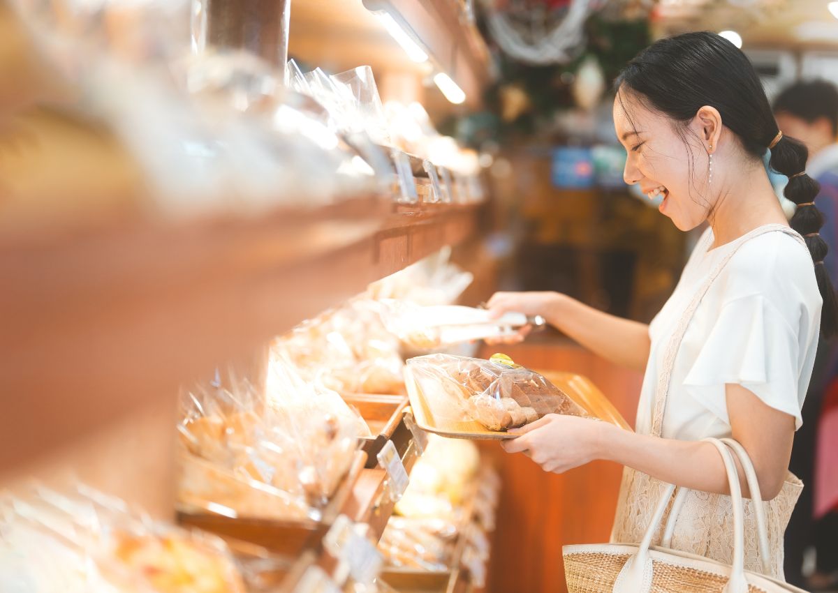Blije klant in Japanse bakkerij