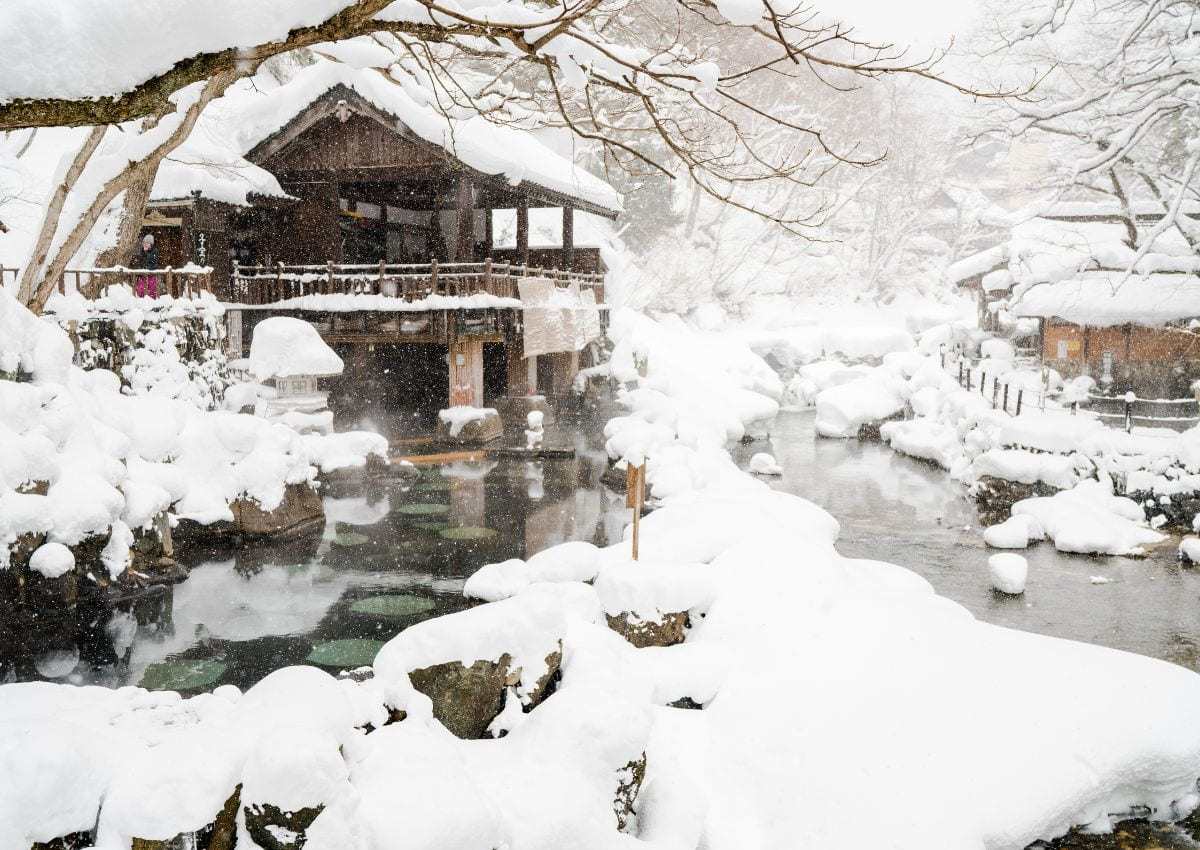 Takaragawa buiten-onsen tijdens sneeuwval, Gunma, Japan
