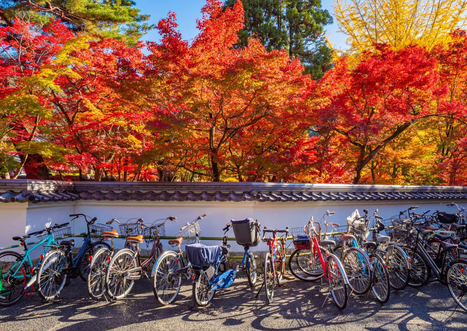 Fiets geparkeerd naast een oude houten gevel van een huis in Kyoto, Japan.