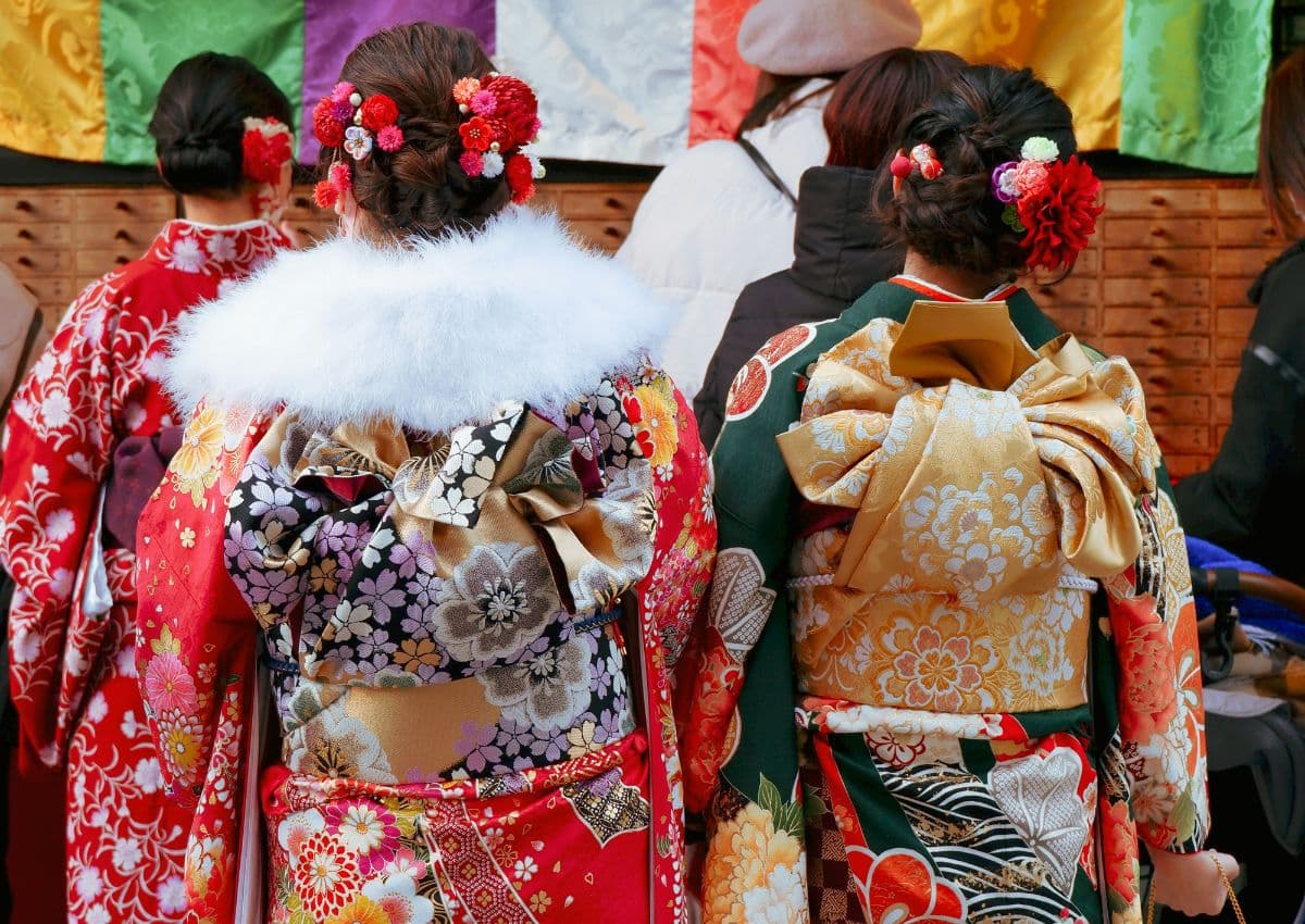 Prachtige obi-riemen van Japanse meisjes tijdens Seijinshiki (Coming of Age Day)