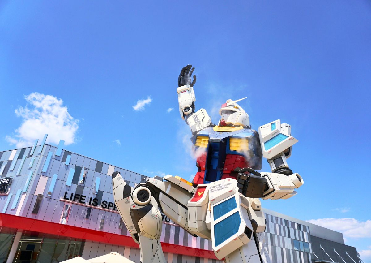 Gundam-standbeeld bij het Gundam Next Future Paviljoen