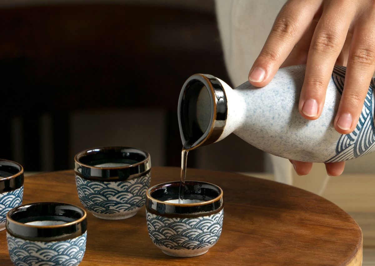 Japanse sake die wordt ingeschonken