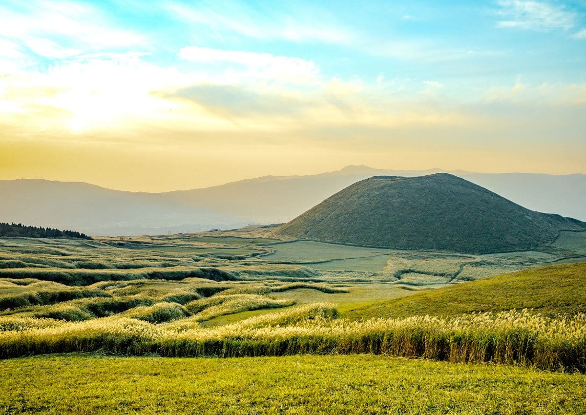 Komezuka-heuvel op de berg Aso in de zomer, Kumamoto, Japan