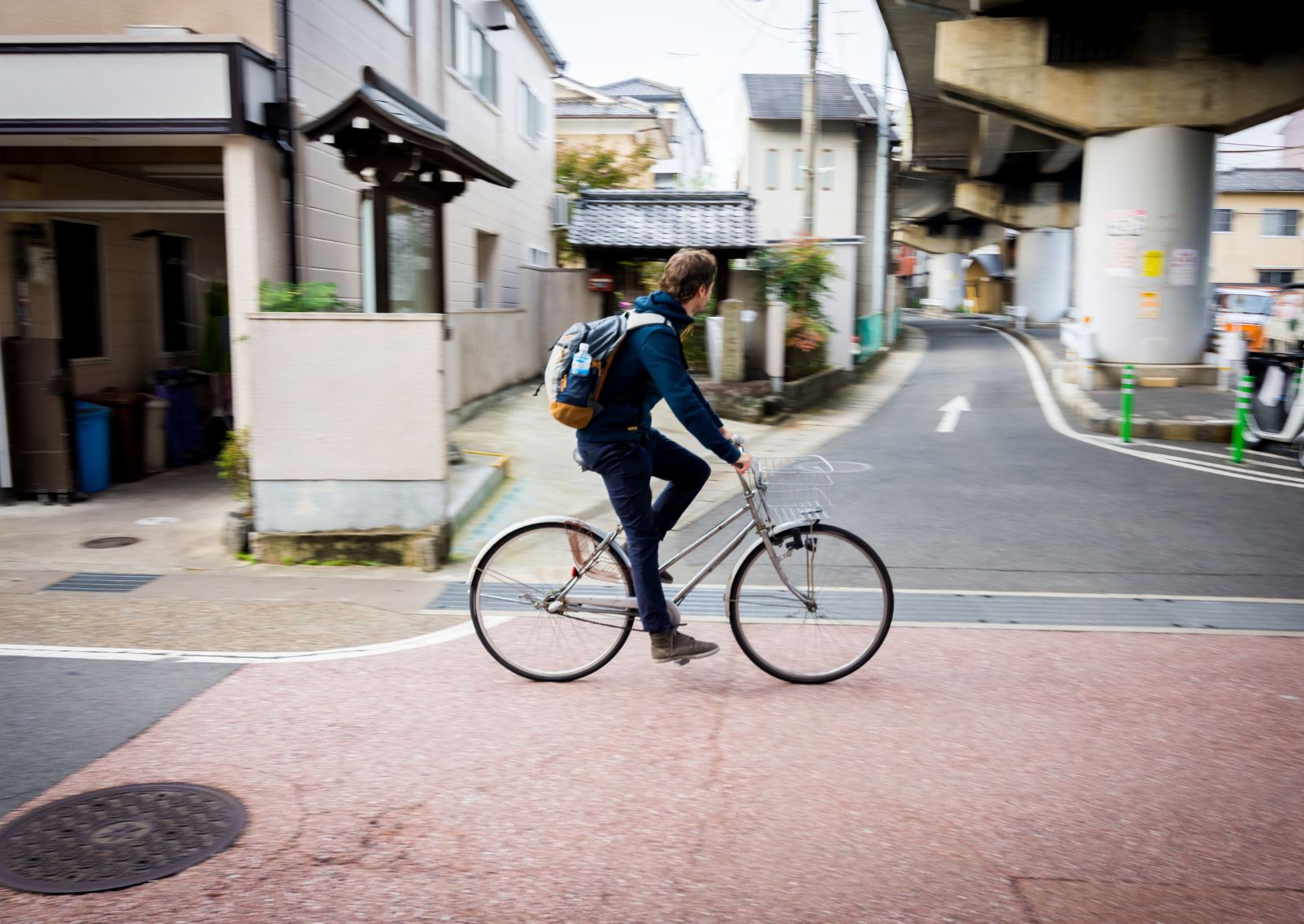 Mannelijke toerist op een fiets in Kyoto, Japan.