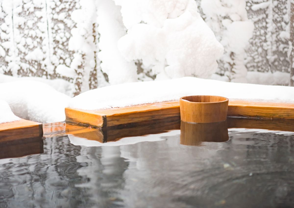 Privé onsen-bad met sneeuw, Japan