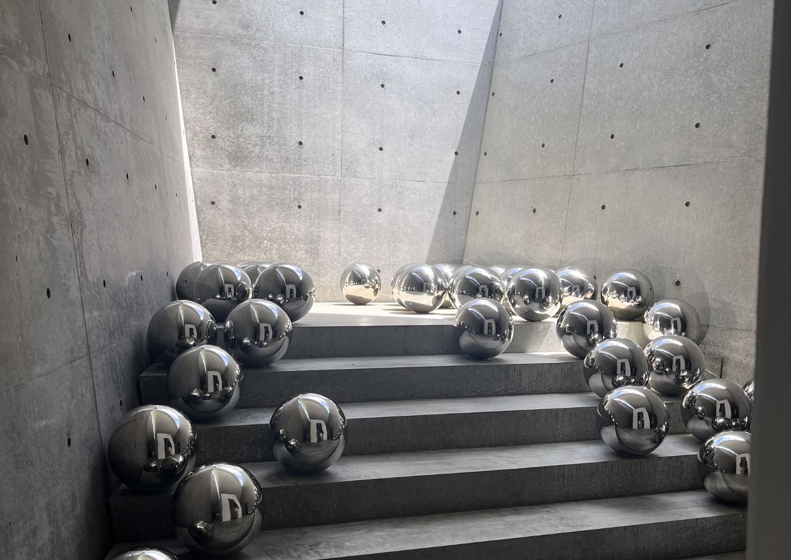 De kunstinstallatie <em>Narcissentuin</em> van Yayoi Kusama in de Valley Gallery, Naoshima, Japan.