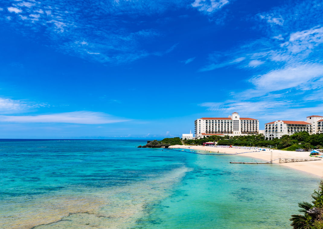  Luchtfoto van een resort hotel aan zee in Okinawa.