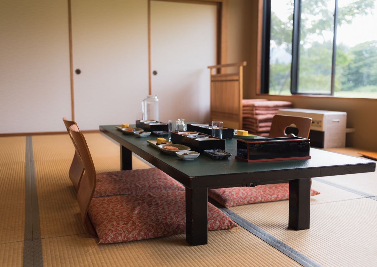 Traditioneel Japans ontbijt geserveerd in een ryokan (Japanse herberg)