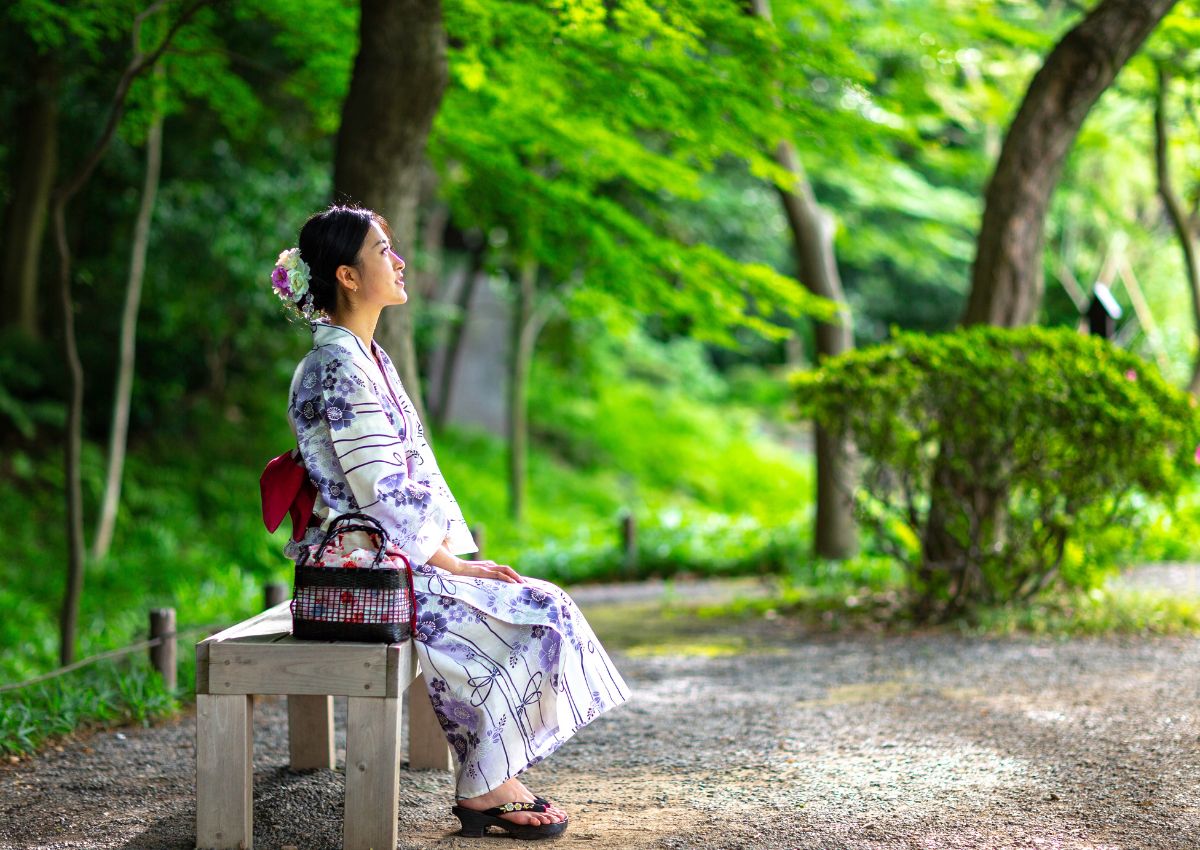 Vrouw die een yukata draagt in de zomer
