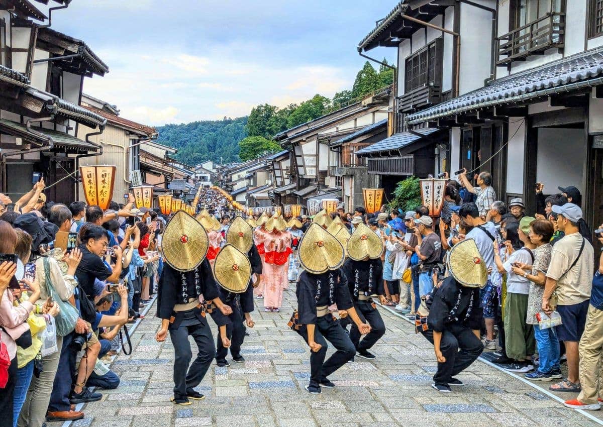 Dansers tijdens een parade door Yatsuo Town, Toyama, Japan