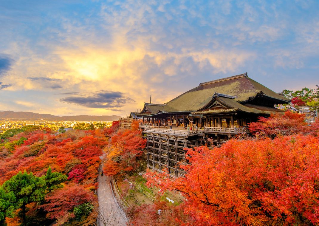 De Kiyomizu-dera tempel tijdens de herfst