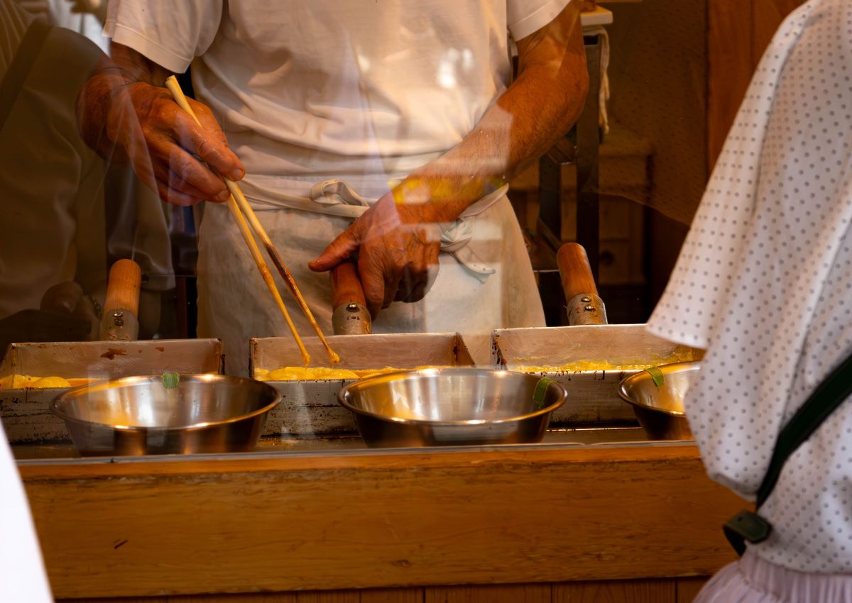 Tamagoyaki omeletten bereiden op een straatmarkt in Tokyo