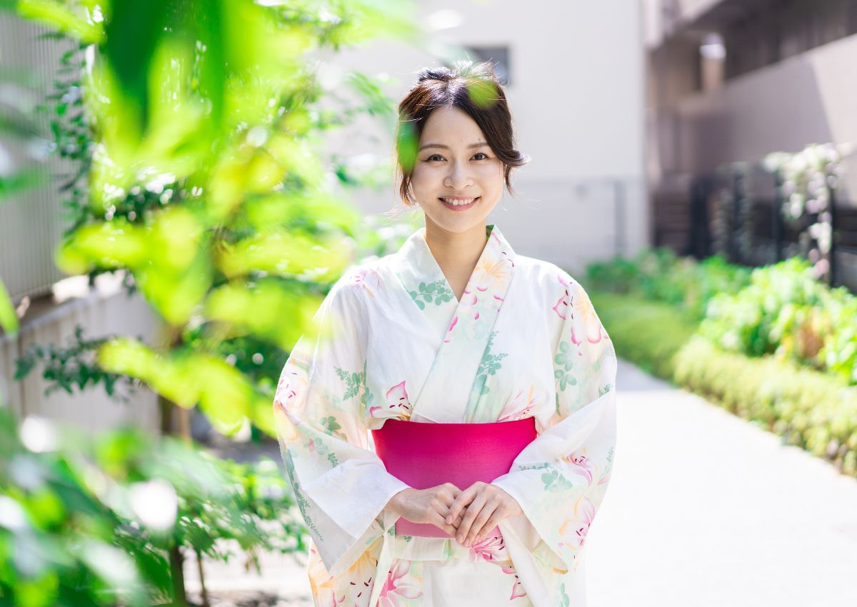 Vrouw die een yukata draagt in Japan