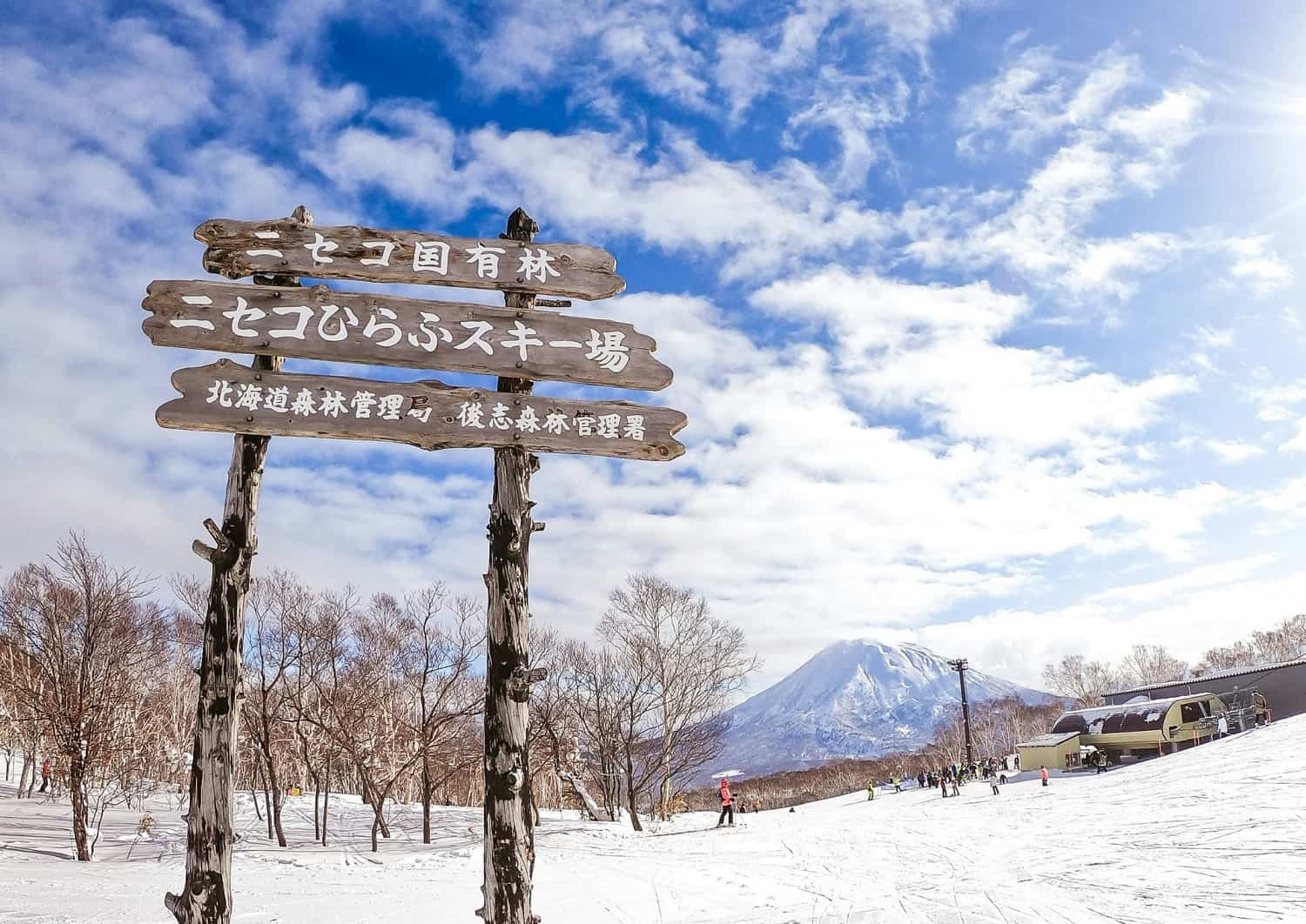 Een zonnige dag in Niseko, Hokkaido, Japan.