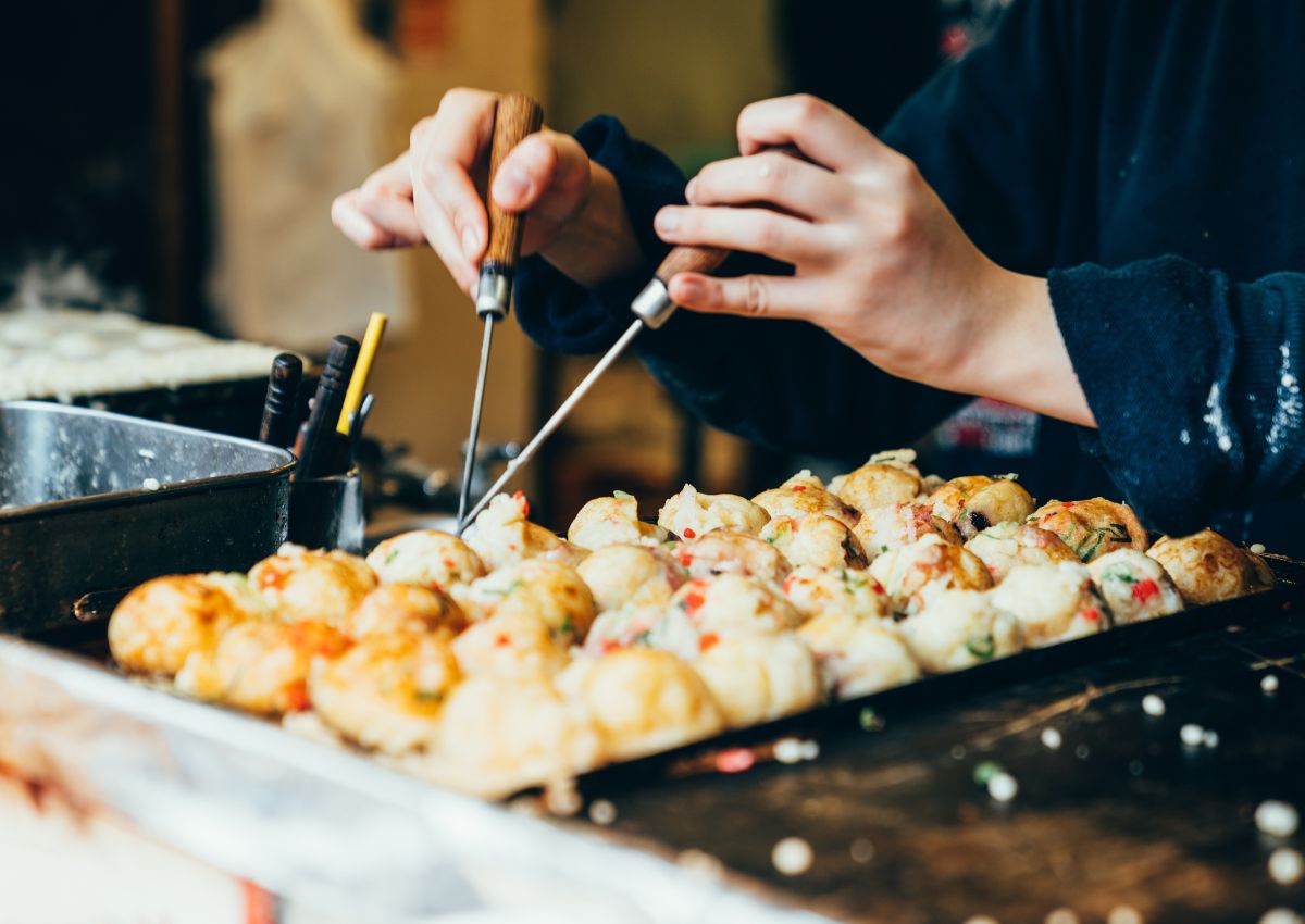 Takoyaki straatvoedsel koken, Osaka, Japan