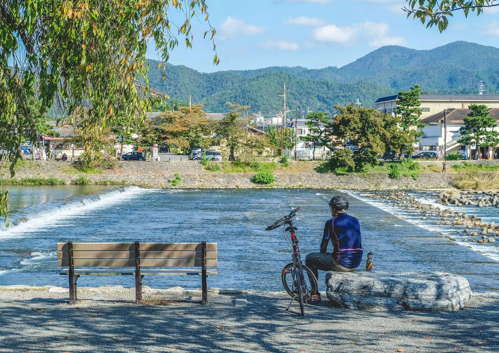 Fietser bij de Katsura-rivier in de zomer, Kyoto, Japan.