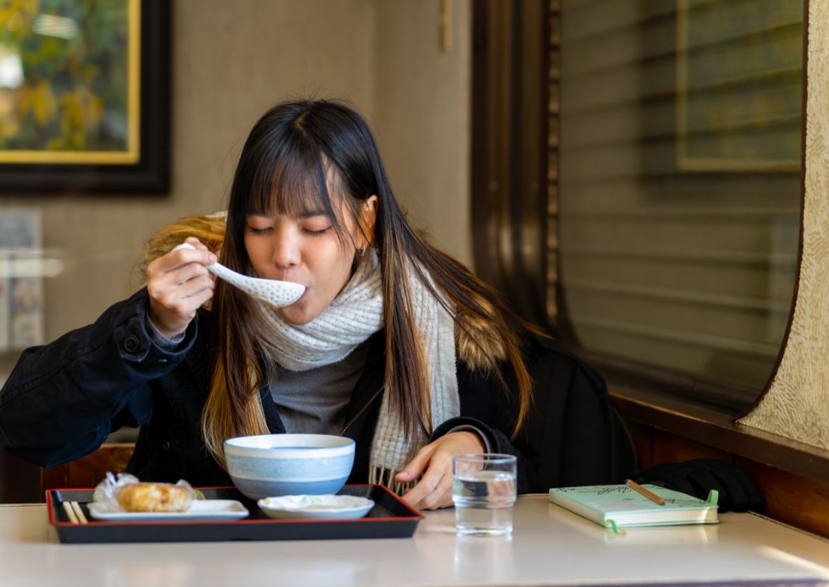 Vrouw die in de winter dineert in een Japans restaurant