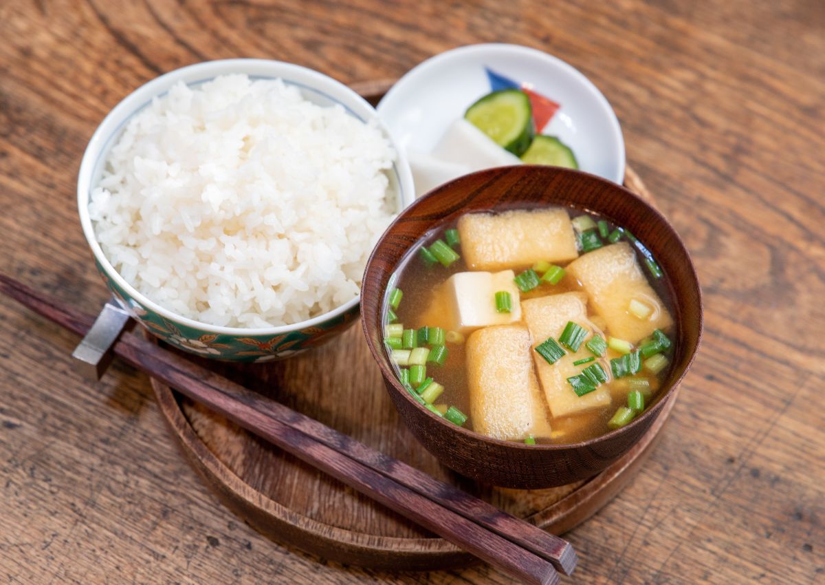 Eenvoudig Japans ontbijt met rijst en misosoe