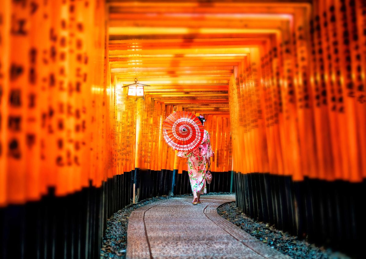 Vrouwen die in yukata wandelen bij de Fushimi Inari-schrijn in Kyoto