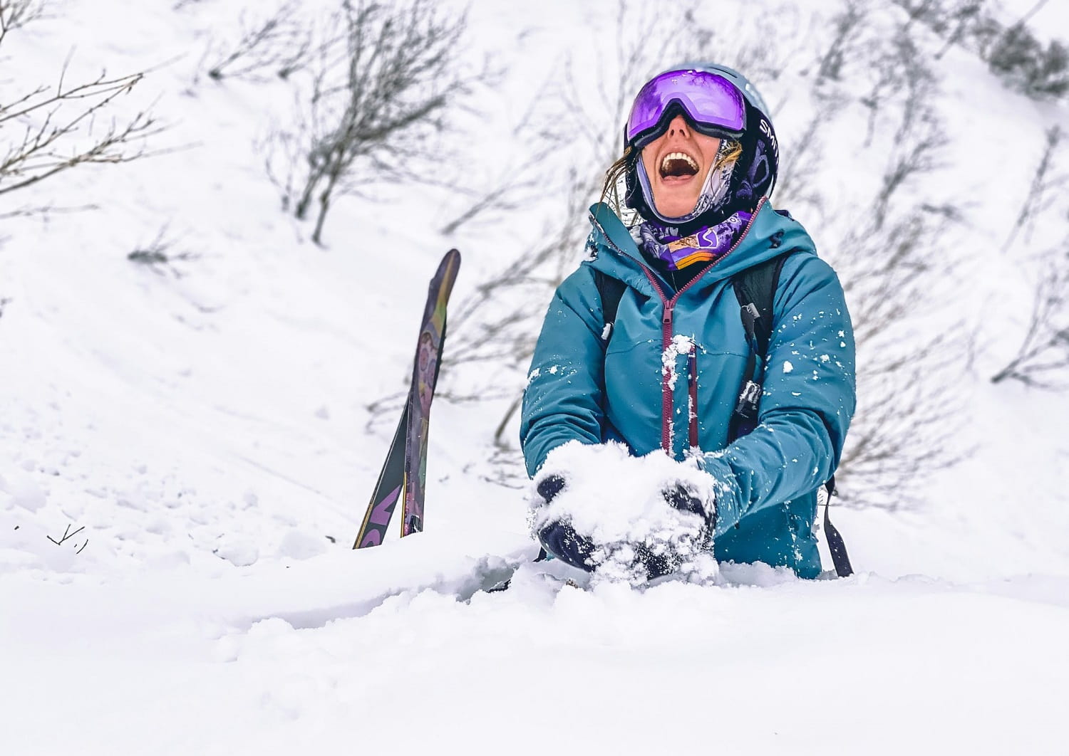 Vrouw geniet van de sneeuw in Niseko, Hokkaido.